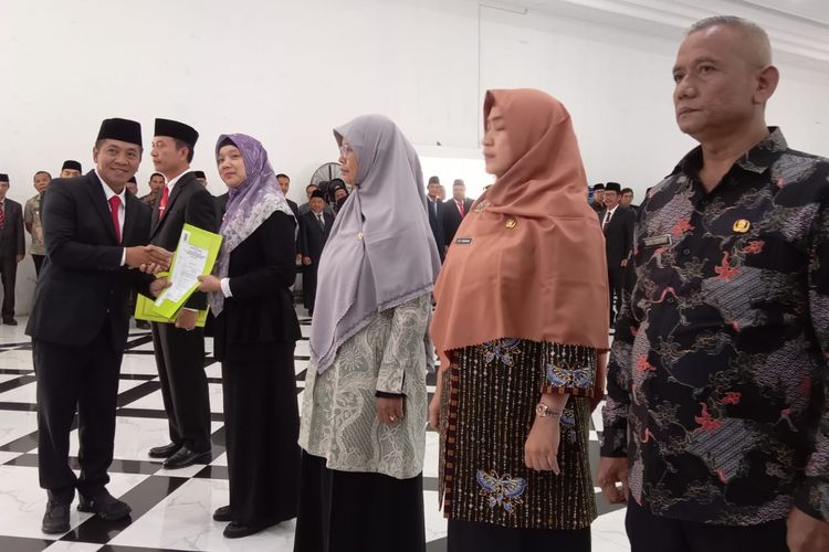 Bupati Karawang melakukan mutasi, rotasi, dan promosi jabatan di Aula Husni Hamid, Komplek Kantor Bupati Karawang, Jawa Barat, Kamis (21/3/2024).