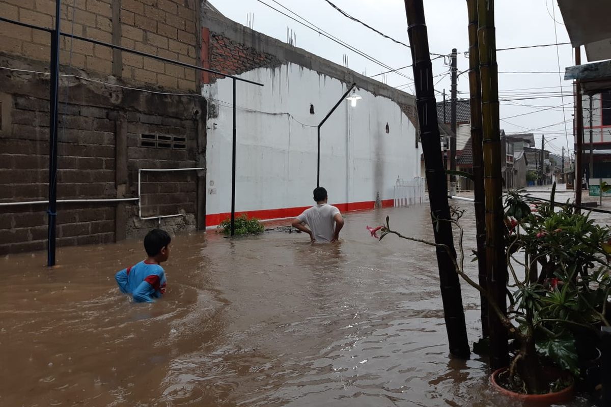 Banjir setinggi 70-80 cm di Jalan Semangak 1, RT 004 RW 009, Pondok Maharta, Pondok Aren, Tangerang Selatan, Rabu (1/1/2020).