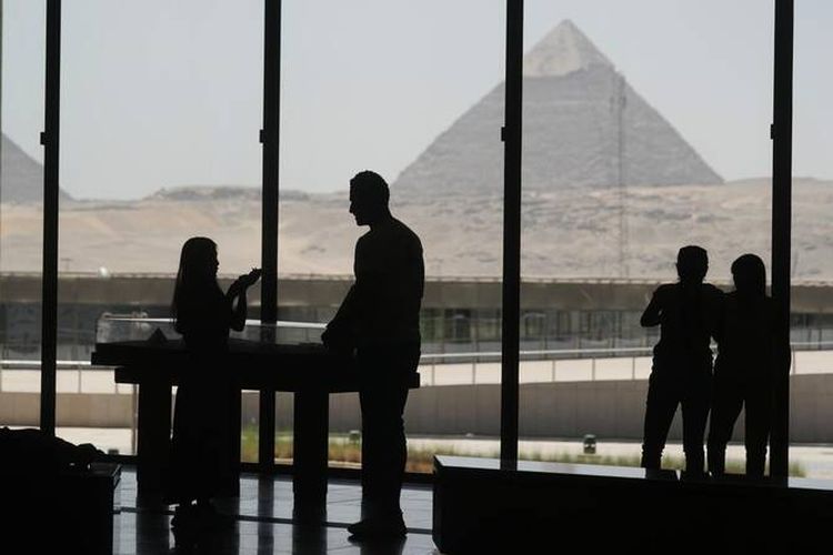 Turis di Grand Egyptian Museum in Giza, Egypt, Jumat (23/5/2025).
