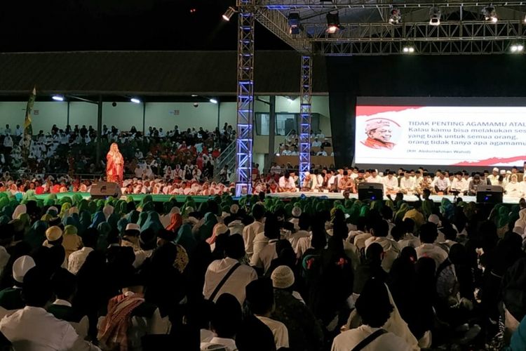 Putri kedua Gus Dur, Yenny Wahid memberikan sambutan dalam Haul ke-9 Gus Dur di Stadion Sriwedari, Solo, Jawa Tengah, Sabtu (23/2/2019) malam.