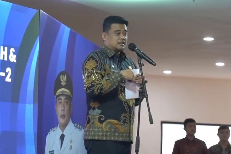 Walikota Medan, Bobby Nasution saat memberikan sambutan di acara Balai Nikah di Mal Pelayanan Publik di Kota Medan, Kamis (23/1/2025) 