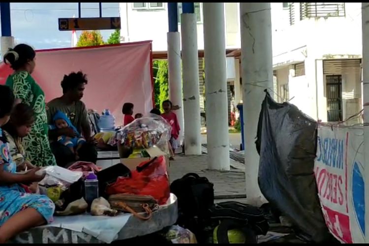 Khawatir Gempa dan Banjir Bertambah Tinggi, Ratusan Warga Pilih Tetap Bertahan di Terminal 