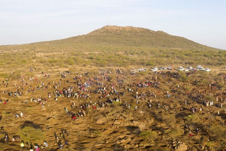 Pemandangan dari udara menunjukkan orang-orang menggali saat mereka mencari apa yang mereka yakini sebagai berlian setelah penemuan batu tak dikenal di desa KwaHlathi dekat Ladysmith di KwaZulu Natal pada 15 Juni 2021.