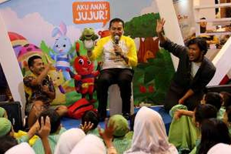 Wakil Ketua Komisi Pemberantasan Korupsi Saut Situmorang membawakan dongeng kepada pelajar di Indonesia International Book Fair (IIBF) 2016 di JCC, Jakarta, Sabtu (1/10/2016). KPK menggelar kegiatan tersebut sebagai upaya menimbulkan karakter anti-korupsi kepada anak sejak dini.
