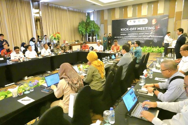 Kick Off Meeting Korea-Indonesia Joint Project The Development Of Forest And Land Fire Management System In South Sumatera, Indonesia di Hotel Arista, Palembang, Rabu (8/8/2023). 
