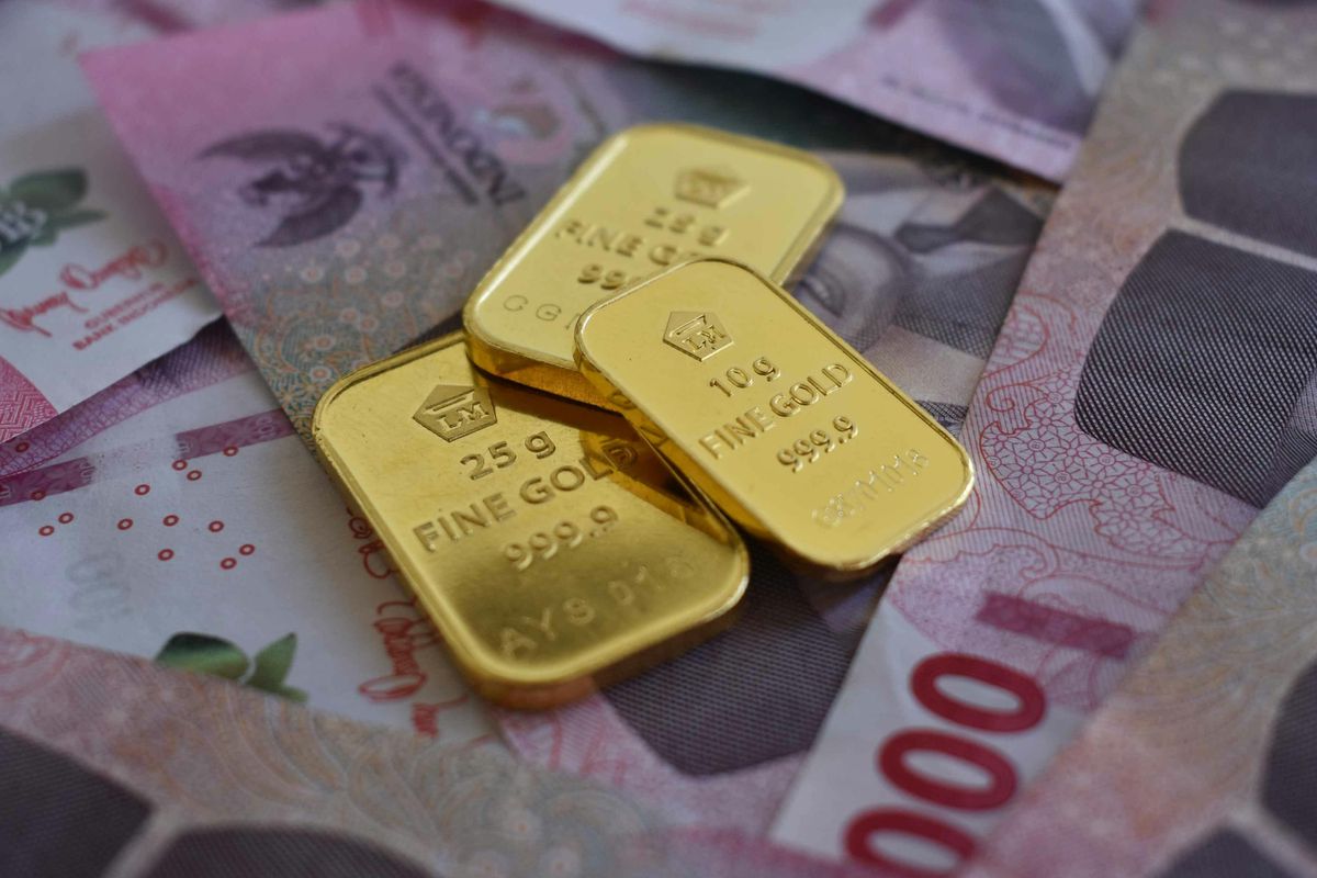 Harga emas di Pegadaian hari ini kembali anjlok.