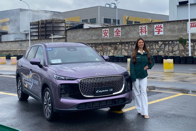 Sanly Liu, Miss Universe Indonesia 2025 foto di sampaing Lepas L8.