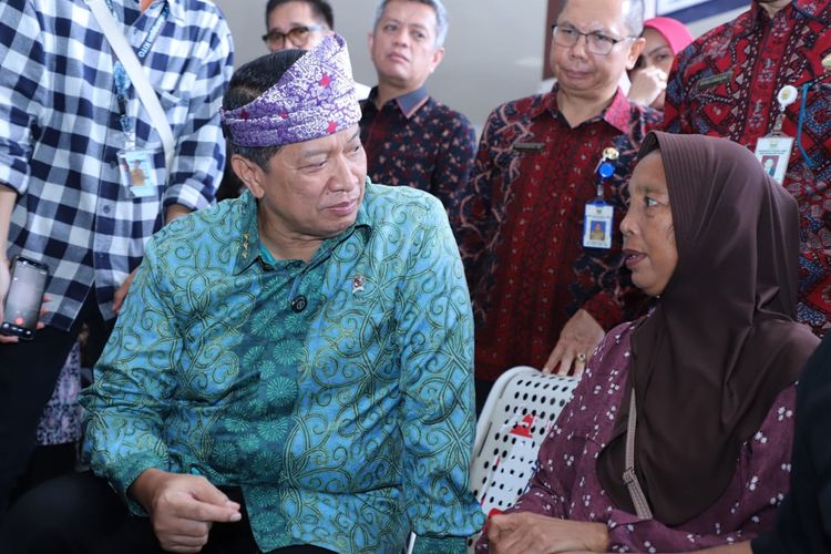 Wakil Menteri Pendayagunaan Aparatur Negara dan Reformasi Birokrasi (PANRB) Purwadi Arianto meninjau pelayanan di Rumah Sakit Umum Daerah (RSUD) Raden Mattaher, Kota Jambi, Kamis (18/9/2025).