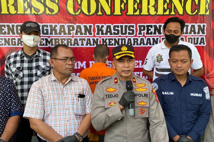 Pengungkapan kasus pencurian sepeda motor di Kelapa Dua atau wilayah hukum Polres Tangerang Selatan pada Jumat (28/10/2022). Kapolsek Kelapa Dua Kompol Tedjo Asmoro mengatakan peristiwa pencurian itu terjadi pada Rabu (26/10/2022) lalu. 
