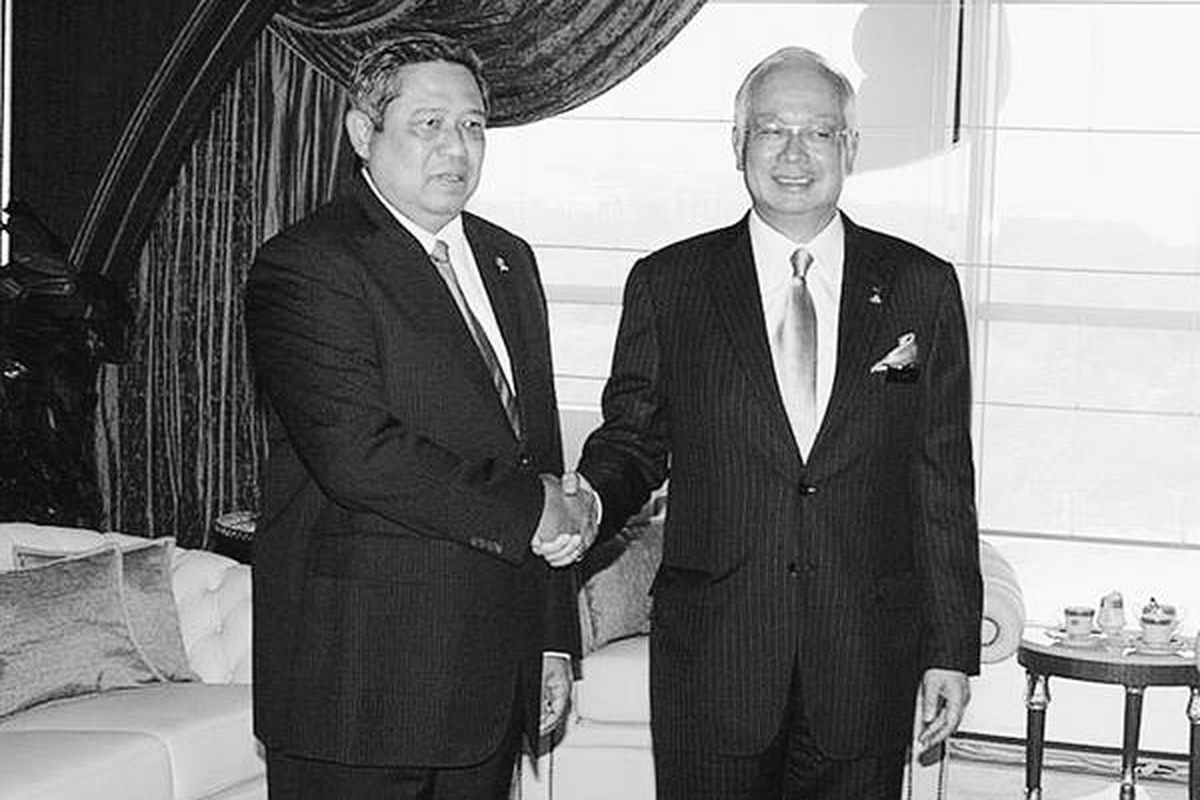 Presiden Susilo Bambang Yudhoyono berjabat tangan dengan PM Malaysia Najib Tun Abdul Razak sebelum melakukan pertemuan konsultasi tahunan ke-7 di Putrajaya, Malaysia, Selasa (18/5).