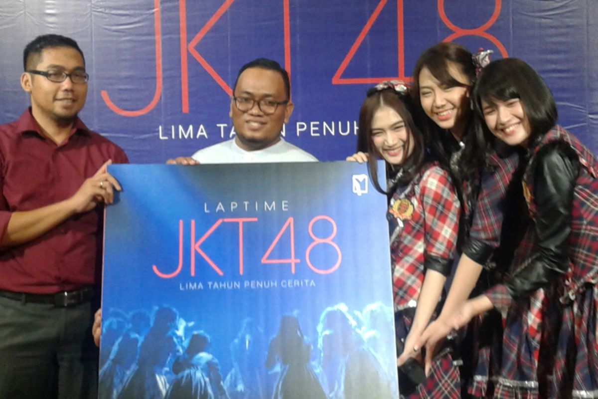 Dhimas Ginanjar bersama Melody, Shania dan Vienny JKT48 saat jumpa pers peluncuran buku Laptime JKT 48 di Toko Buku Gramedia Matraman, Jakarta Timur, Jumat (17/3/2017).