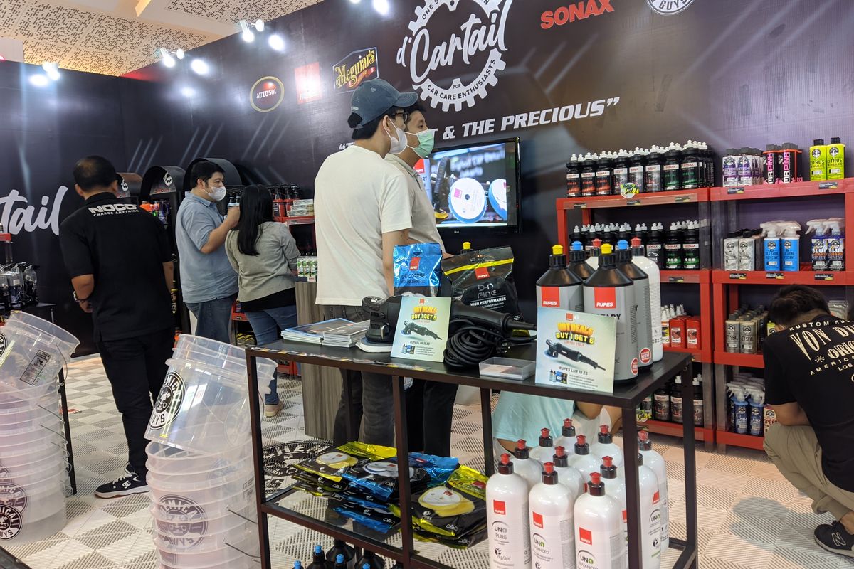 Pengunjung IIMS 2023 berburu produk car care diskon selama pameran