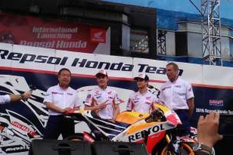 Pebalap Repsol Honda, Marc Marquez dan Dani Pedrosa, berpose di samping motor RC213V yang akan mereka pakai pada MotoGP 2016 di Sirkuit Sentul, Bogor, Jawa Barat, Minggu (14/2/2016). Mereka didampingi Vice President HRC Shuhei Nakamoto dan Manajer Tim Livio Suppo.