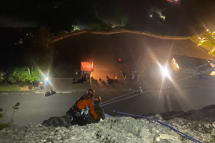 Pria Terjebak di Tebing Pantai Pandawa saat Selamatkan Anjing, Berakhir Dievakuasi Tim SAR