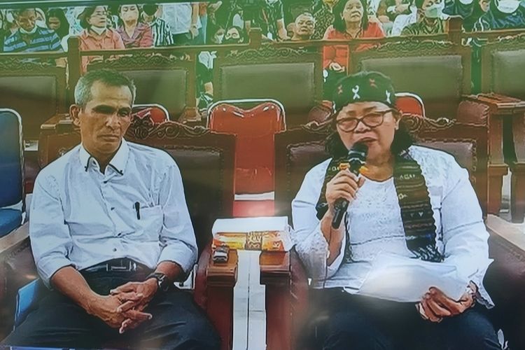 Kedua orangtua dari Nofriansyah Yosua Hutabarat atau Brigadir J, Samuel Hutabarat dan Rosti Simanjuntak tampak menampilkan ekspresi yang berbeda saat menjalani sidang di Pengadilan Negeri (PN) Jakarta Salatan, Selasa (1/11/2022). 