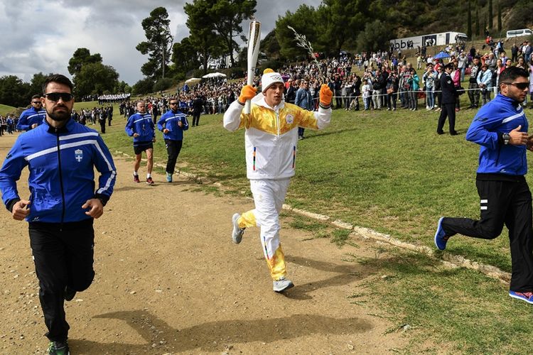 Atlet ski yang didapuk sebagai pembawa pertama obor Olimpiade 2018, Apostolos Angelis saat mengikuti upacara tradisional Penyalaan Api untuk Olimpiade Musim Dingin Pyeongchang 2018, di Kuil Hera, Kota Olympia, Yunani, Selasa (24/10/2017). Obor Olimpiade ini akan tiba di Korea Selatan pada 1 November mendatang dan akan dibawa keliling dalam estafet yang akan berakhir 100 hari kemudian, bertepatan dengan upacara pembukaan di Pyeongchang, 9 Februari 2018.