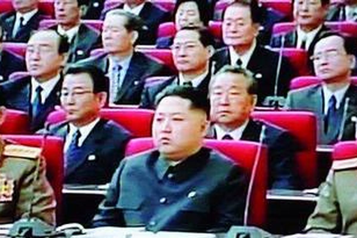 Sepintas sebuah gambar yang dirilis Korean Central Television (KCTV), televisi Pemerintah Korea Utara pada 30 September 2010, yang memunculkan sosok orang yang disebut-sebut oleh sejumlah ahli Korea sebagai Kim Jong Un (tengah), anak bungsu pemimpin Korut, Kim Jong Il. Gambar ini diambil beberapa saat setelah konferensi tertinggi partai berkuasa memberi tempat yang penting pada anak Kim yang masih berusia sekitar 30 tahun itu.