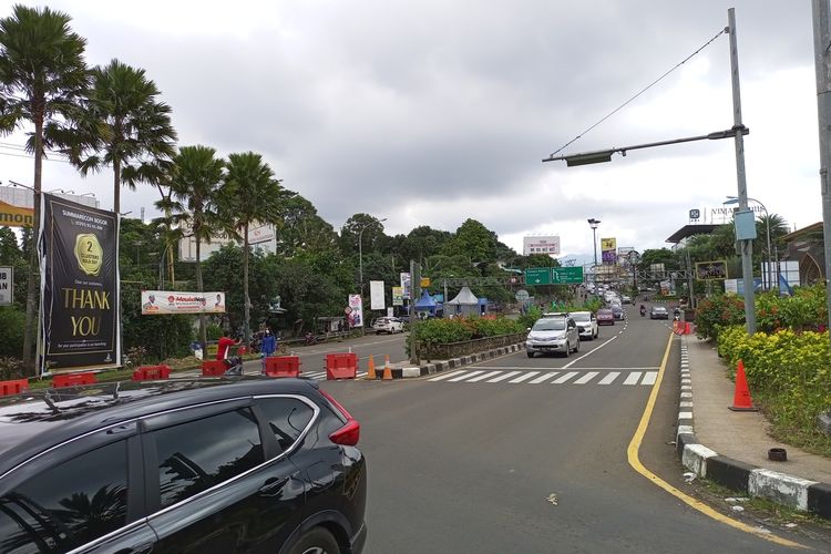 Kondisi arus lalu lintas di Jalan Raya Puncak Bogor, Jawa Barat, Minggu (26/12/2021).