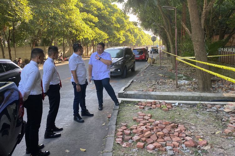 Polisi saat datangi lokasi ditemukanya potongan tubuh di Surabaya, Jumat (16/6/2023)