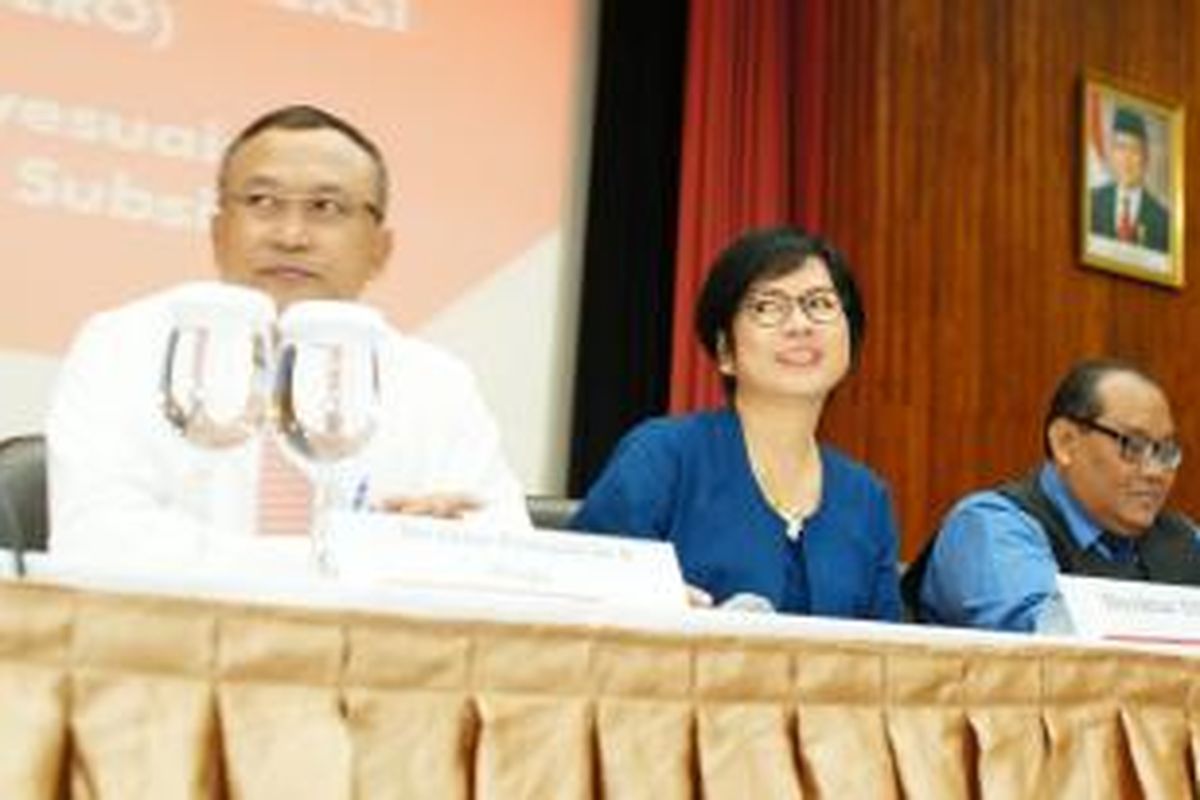 Direktur Pemasaran dan Niaga Pertamina Hanung Budya (kiri), Direktur Utama Pertamina Karen Agustiawan (tengah), Komisaris Utama Pertamina Sugiharto (kanan).
