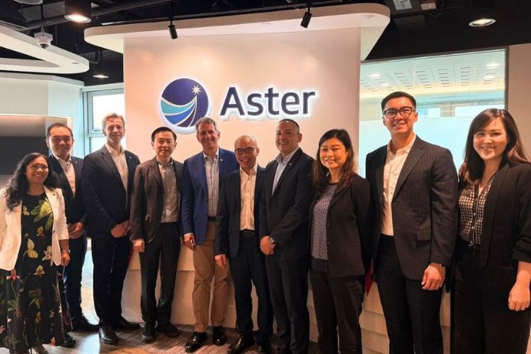 Manajemen Chandra Asri Group dan Aster berfoto bersama usai pertemuan di kantor Aster, Singapura. Pertemuan ini membahas kemitraan strategis dalam penguatan konservasi air dan efisiensi energi di kawasan Asia Tenggara.