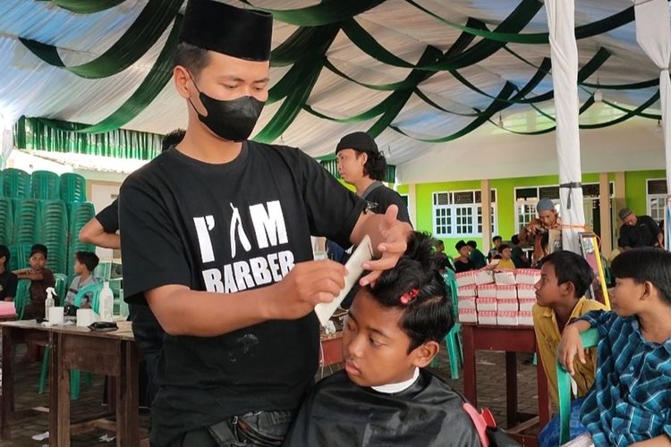 Sejumlah santri mengikuti kegiatan Cukur Massal 2.000 santri di Pondok Pesantren Gedongan Desa Ender Kecamatan Pangenan Kabupaten Cirebon Jawa Barat Jumat (3/3/2023). kegiatan ini satu dari beberapa rangkaian kegiatan Haul Pendiri Pondok Pesantren K.H Muhamad Said yang ke 92.