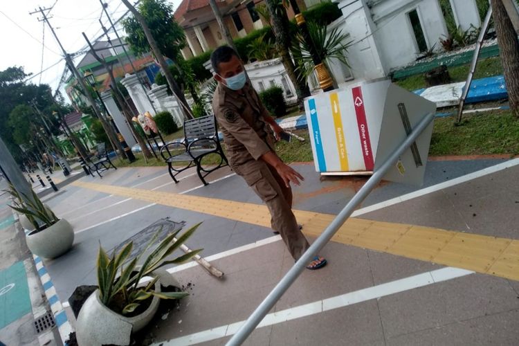 Fasilitas umum di trotoar depan Kantor Pemkab Jombang, Jawa Timur, dirusak pria tak dikenal, Sabtu (26/2/2022).