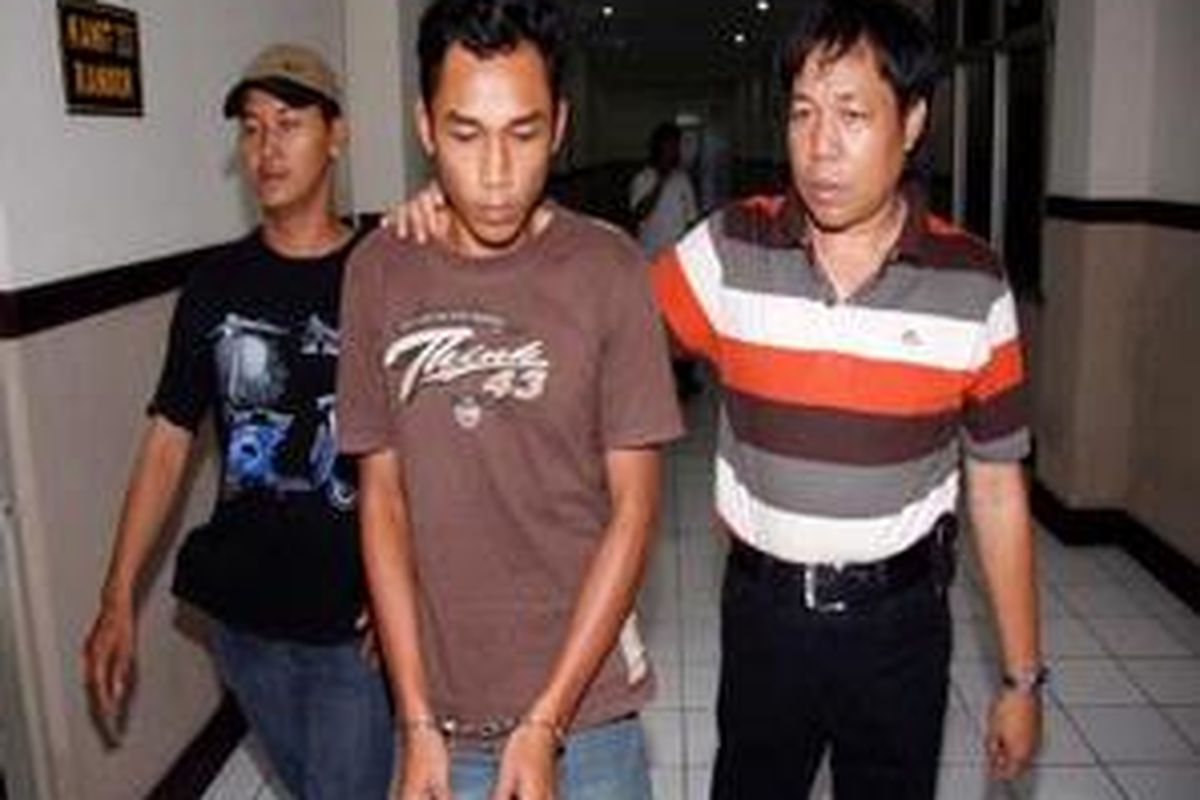 Petugas menggelandang Dedi Mulyadi (tengah) ke sel tahanan usai jumpa pers di Polres Jakarta Selatan, Senin (10/11).