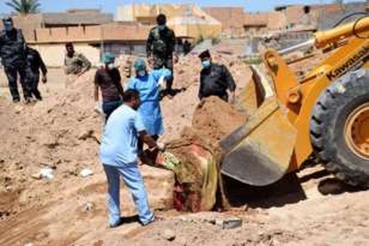 Polisi Irak dan tim forensik memggunakan buldozer untuk menggali kuburan massal yang ada di berbagai lokasi di kota Ramadi termasuk di dalam stadion sepak bola di kota tersebut.