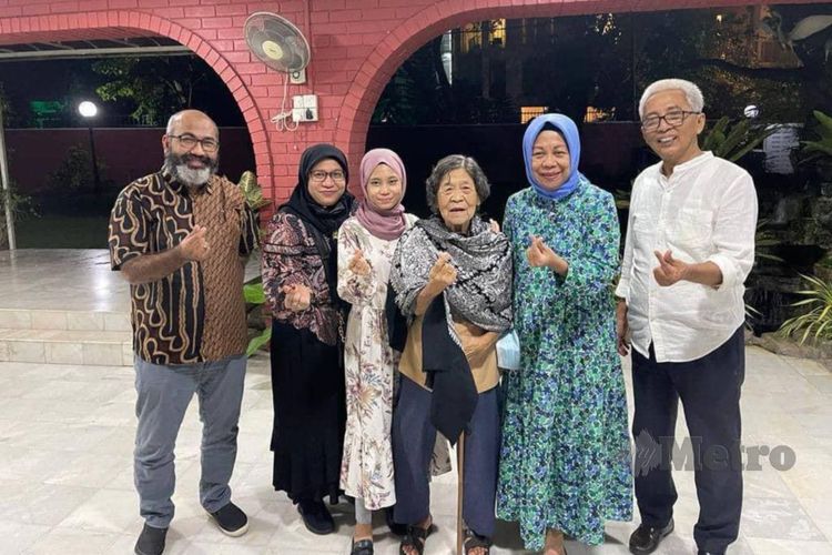 Duta Besar RI di Kuala Lumpur, Malaysia, Hermono (paling kanan) bersama isteri, Kiki Hermono (kedua dari kanan) berfoto bersama Rohana (ketiga dari kiri), Chee Hoi Lan (tengah), dan Gulam Muszaffar (paling kiri). 