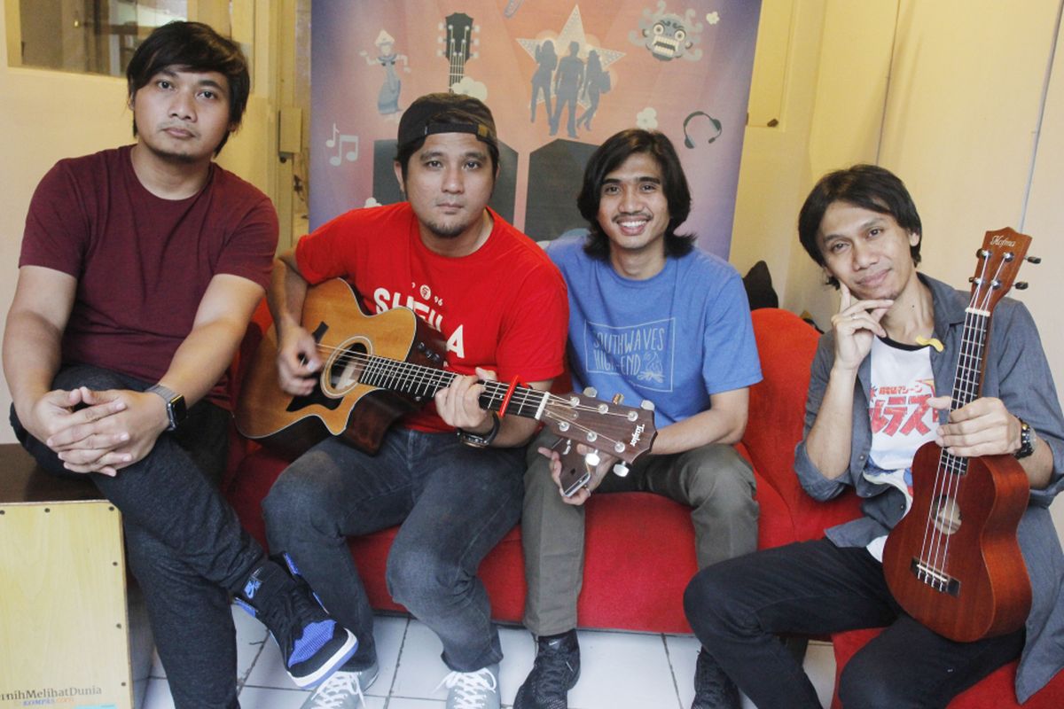 Band Sheila On 7 beraksi dalam program Selebrasi (Selebritas Beraksi) Kompas.com, yang disiarkan langsung melalui media sosial Kompas.com dari Coffee War, Kemang Timur, Jakarta Selatan, Selasa (30/1/2018). Duta, Eros, Adam, dan Brian berbincang soal singel terbaru mereka yang berjudul Film Favorit.