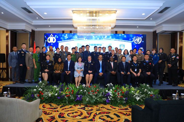 A group photo of officials and police officers during the United Nations Certified Instructor Development Course hosted by Indonesia from November 26 to December 16, 2022 in Tangerang, near Jakarta. 
The course saw the attendance of 25 police officers from eight countries comprising Indonesia, Vietnam, China, Thailand, Mongolia, Bangladesh, the Republic of Korea, and Nepal. 