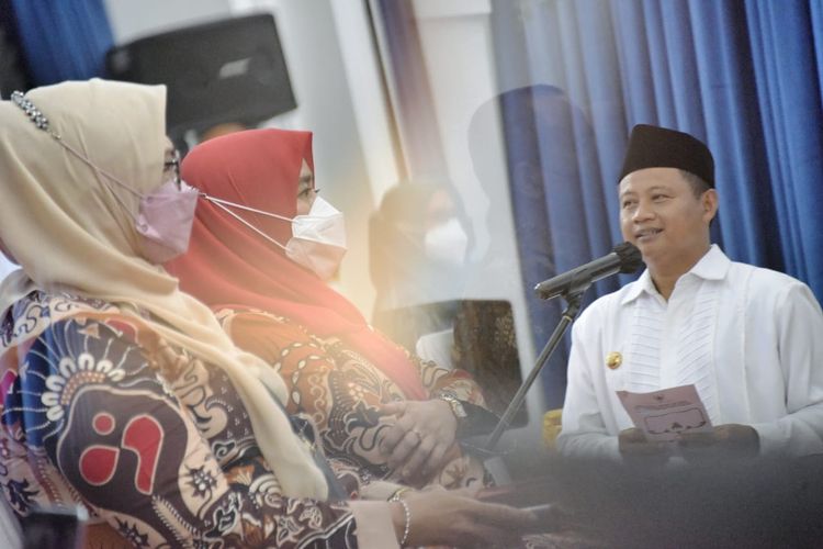 Pelaksana Harian Gubernur Jawa Barat (Jabar) Uu Ruzhanul Ulum saat menghadiri peringatan Hari Keluarga Nasional (Harganas) Tingkat Provinsi Jabar ke-29 Tahun 2022 di Aula Barat Gedung Sate, Kota Bandung, Kamis (7/7/2022). 
 
