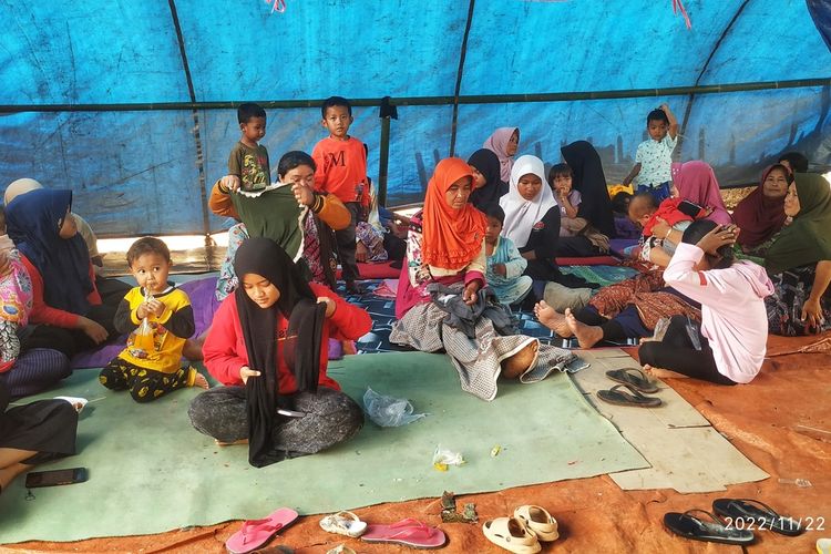Sejumlah warga berdiam di tenda pengungsian darurat di Kampung Gedurhayu, Desa Titisan, Kecamatan Sukalarang, Sukabumi, Jawa Barat, Selasa (22/11/2022).