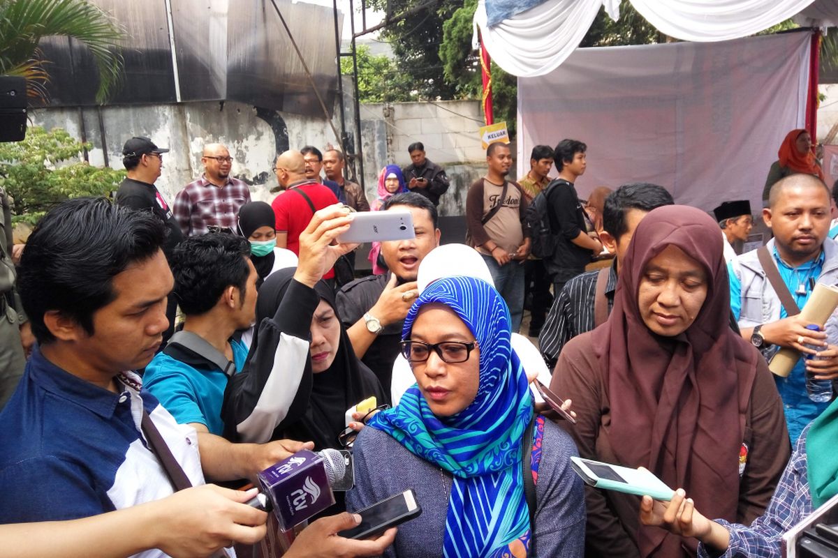 Ketua Bawaslu DKI Jakarta Mimah Susanti saat meninjau proses pencoblosan ulang di TPS 01, Gambir, Jakarta Pusat, Sabtu (22/4/2017).