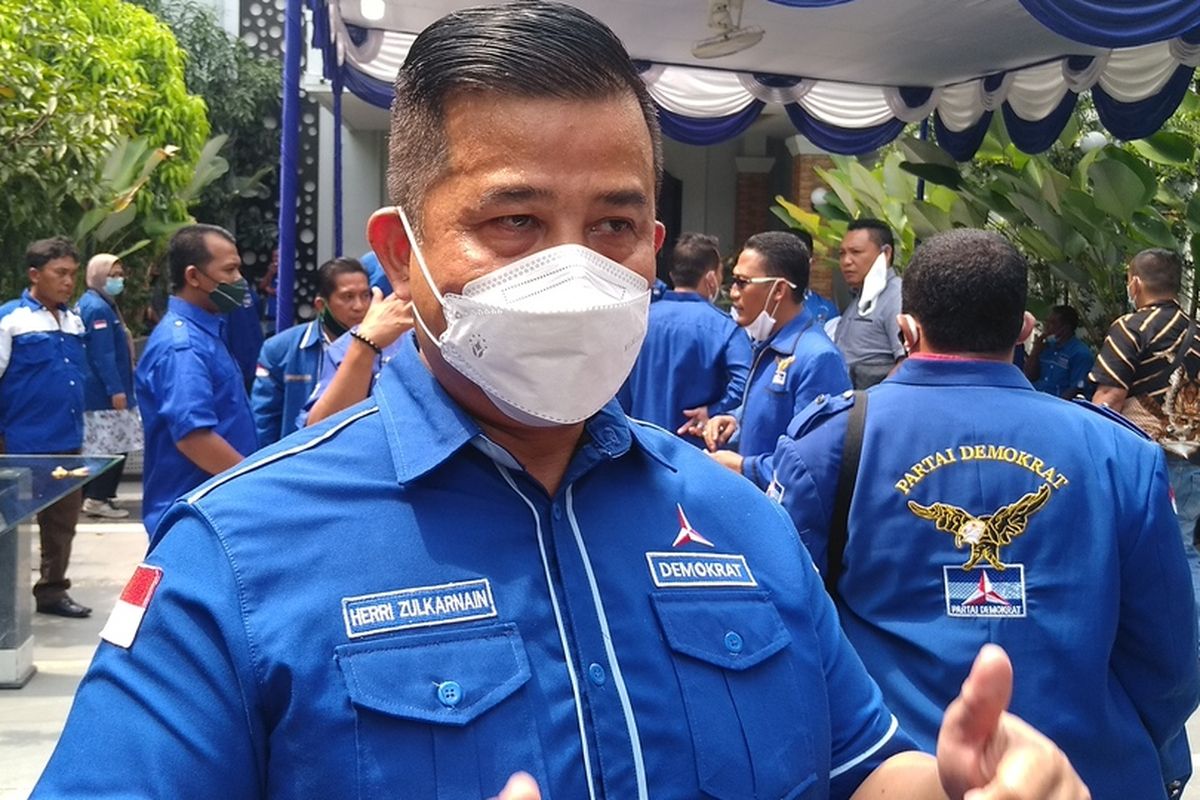 Ketua DPD Partai Demokrat Sumatera Utara, Herri Zulkarnain Hutajulu memimpin keberangkatan kader Partai Demokrat ke lokasi kegiatan Kongres Luar Biasa (KLB) Partai Demokrat yang disebutnya ilegal. Tujuan keberangkatannya untuk membubarkan KLB tersebut.