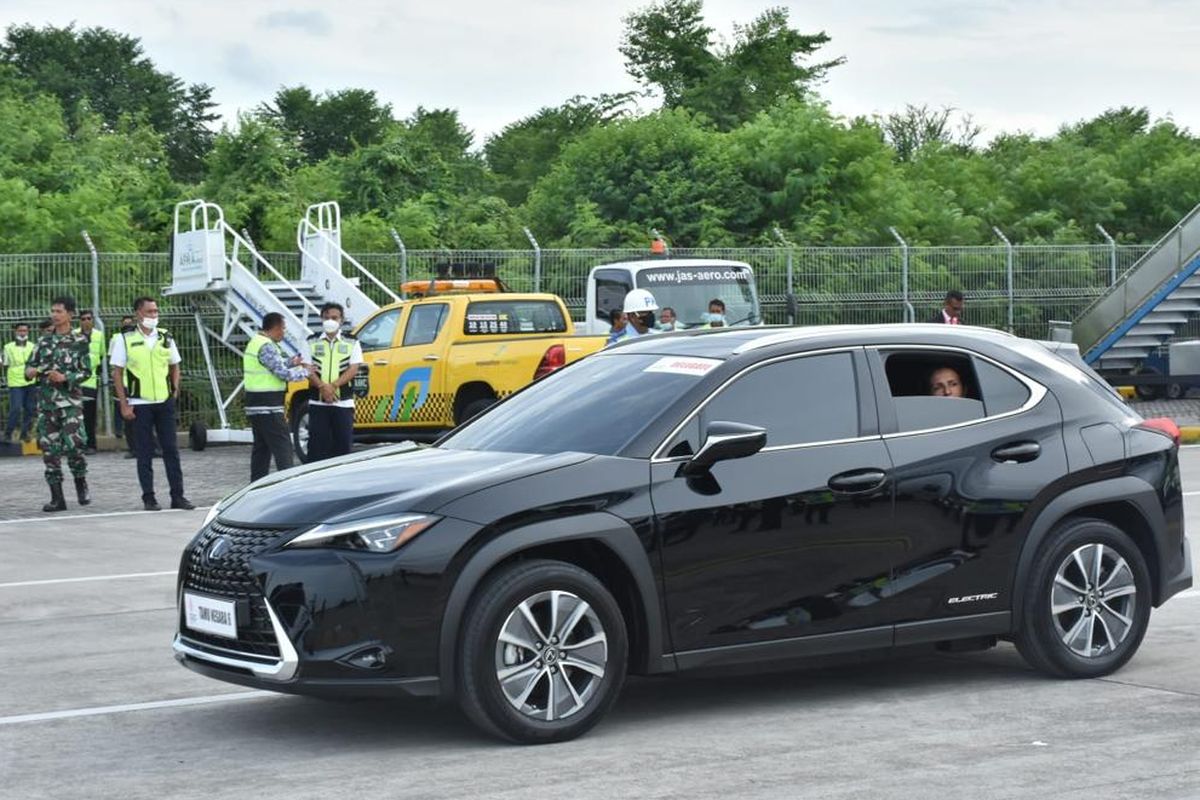 Menteri BUMN Erick Tohir dan Menteri Investasi/Kepala BKPM Bahlil Lahadalia menggunakan Lexus UX300e menuju Bali Nusa Dua Convention Center (BNDCC)  tempat berlangsungnya B20 Summit