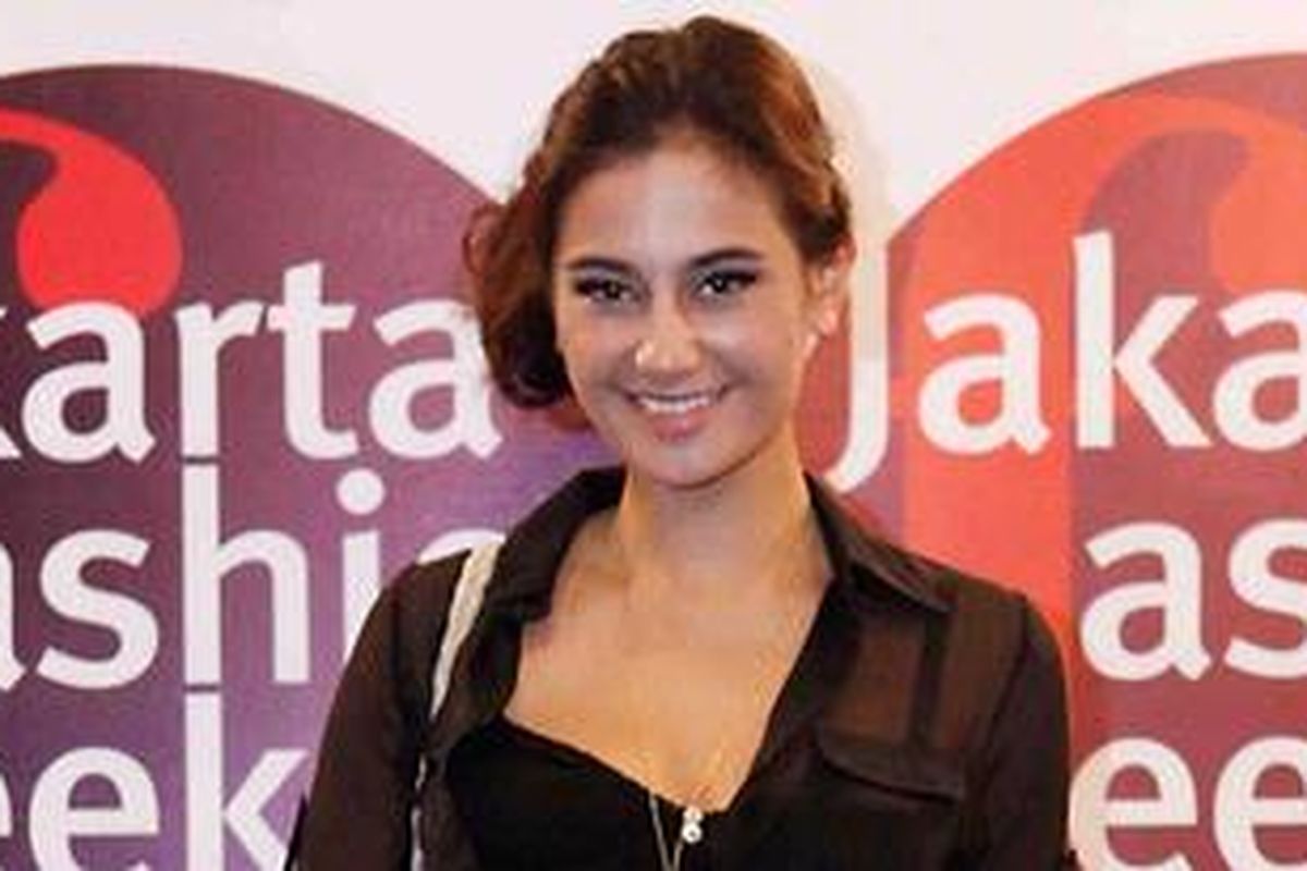 Ciptakan kreasi sepatu yang stylish, glamor, dan pastinya harus nyaman.