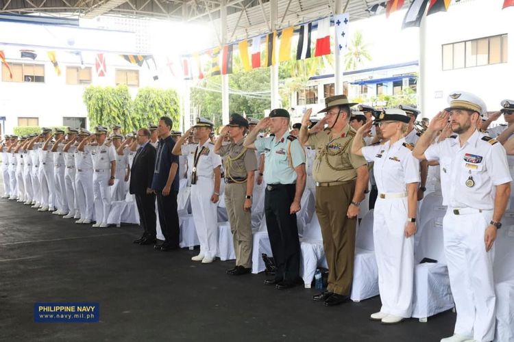 TNI Angkatan Laut (AL) dan delapan negara menggelar latihan militer gabungan bersandi “Samasama” di wilayah Laut China Selatan, Filipina. Latihan gabungan itu telah dibuka pada Senin (2/10/2023), dan akan berlangsung hingga dua minggu ke depan.