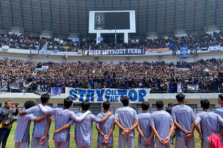 Jelang duel Persija Jakarta vs Persib Bandung pekan ke-23 Liga 1 2024-2025, ribuan Bobotoh memberikan dukungan kepada pemain Persib di sesi latihan, Kamis (13/2/2025). 