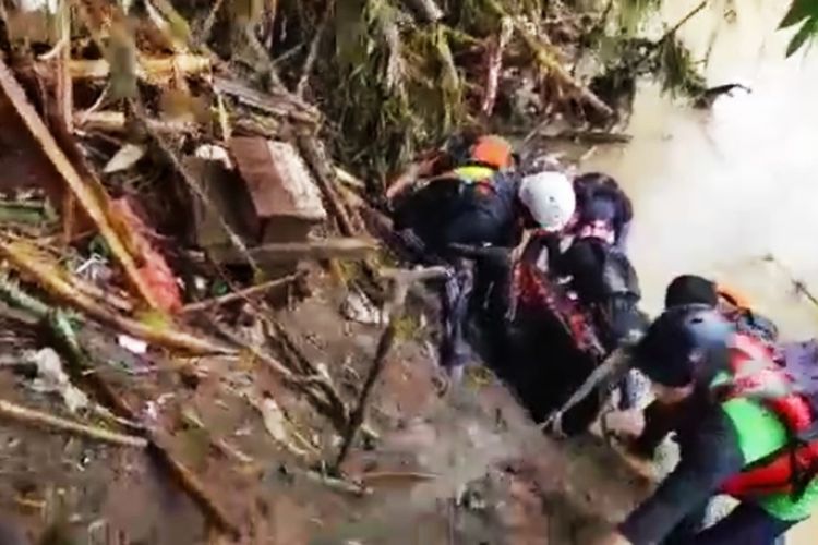 Tim SAR gabungan berhasil menemukan korban terakhir banjir Kota Serang, Banten. Korban yang diinyatakan hilang pada 1 Maret 2022 itu yakni Gusti (18) warga Lingkungan Pasal Lama, Kelurahan Keagungan, Kecamatan Serang, Kota Serang.