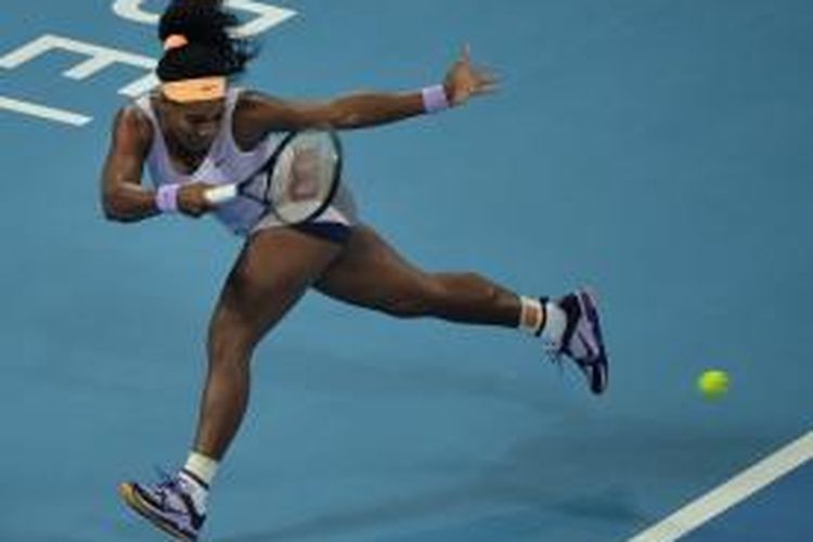 Petenis Amerika Serikat, Serena Williams berusaha mengembalikan bola ke arah Caroline Wozniacki dari Denmark, saat bertemu di babak perempat final China Open yang berlangsung di Beijing, Jumat (4/10/2013).