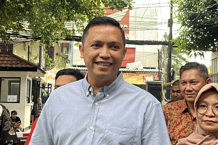 Tim hukum Sekretaris Jenderal (Sekjen) Partai Demokrasi Indonesia Perjuangan (PDI-P) Hasto Kristiyanto dan stafnya, Kusnadi, Ronny Talapessy saat ditemui di PN Jakarta Selatan, Senin (1/7/2024).