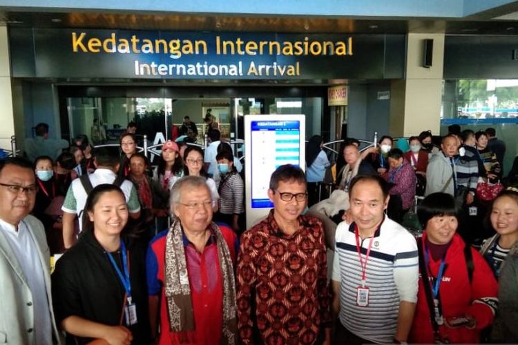 Gubernur Sumbar Irwan Prayitno menyambut kedatangan wisatawan asal Kunming China di Bandara Internasional Minangkabau pada Minggu (26/1/2020).
