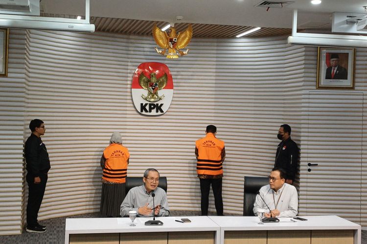 Komisi Pemberantasan Korupsi (KPK) mengumumkan mantan pejabat Kementerian Tenaga Kerja dan Transmigrasi (Kemenakertrans) Reyna Usman Sebagai tersngka dugaan korupsi pengadaan sistem proteksi tenaga kerja Indonesia (TKI), Kamis (25/1/2024)