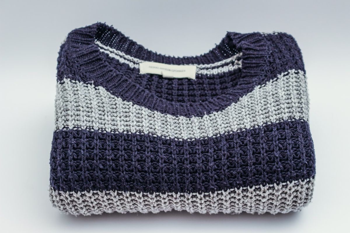 Selain kaus atau kemeja, sweater juga bisa menjadi alternatif kado untuk Hari Ayah, terutama jika ayah kita tinggal di daerah dengan cuaca dingin.