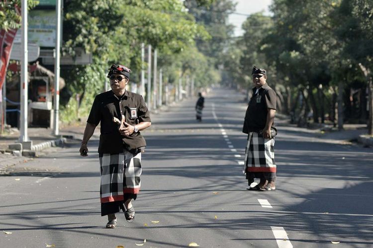 Pecalang atau petugas pengamanan adat Bali memantau situasi saat Hari Raya Nyepi Tahun Saka 1940 di wilayah Desa Adat Tuban, Badung, Bali, Sabtu (17/3/2018). Pengamanan tersebut dilakukan untuk menjamin kelancaran umat Hindu yang menjalani 'catur brata' penyepian atau tidak menggunakan api (amati geni), tidak bepergian (amati lelungan), tidak menikmati hiburan (amati lelanguan), dan tidak bekerja (amati karya) selama 24 jam.