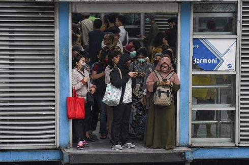 Transportasi Jakarta Abaikan Protokol Kesehatan pada New Normal