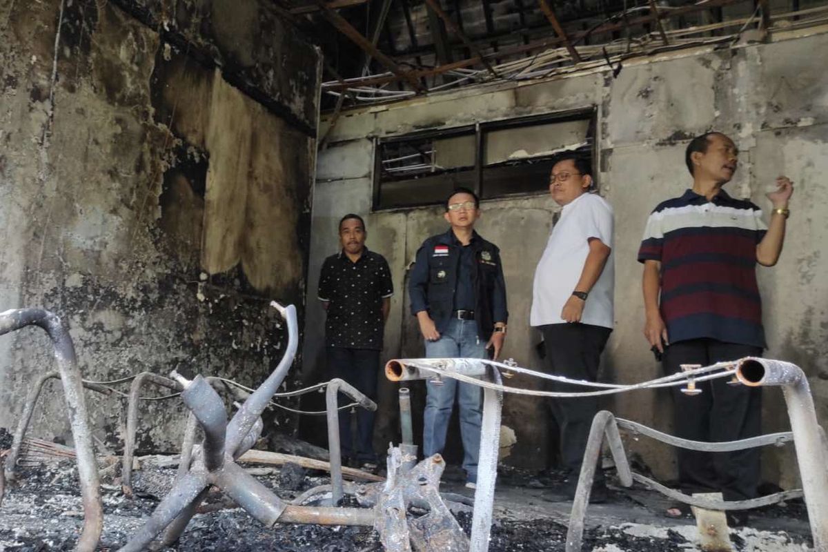 Penjabat (Pj) Bupati Kabupaten Bekasi, Dani Ramdan (kedua dari kiri) saat meninjau lokasi kebakaran yang melumat habis gedung Disdik Kabupaten Bekasi. Musibah kebakaran yang terjadi pada Jumat (7/4/2023) lalu itu diketahui terjadi karena korsleting.