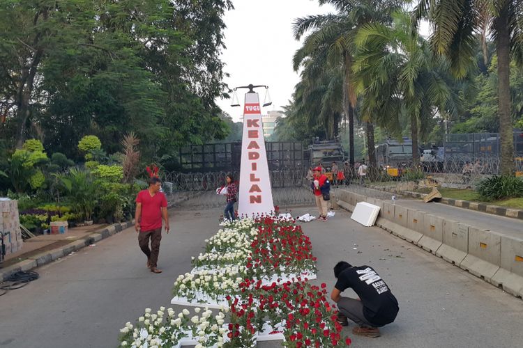 Tugu Keadilan dan mawar merah-putih yang disiapkan pendukung Gubernur DKI Jakarta Basuki Tjahaja Purnama di Jalan RM Harsono, Ragunan, Jakarta Selatan, Selasa (9/5/2017).